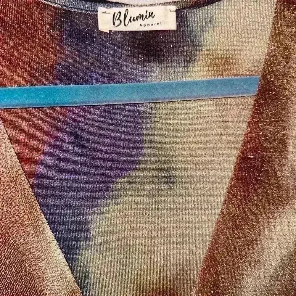 Blumin‎ Apparel size large tie dye with metallic silver thread. V neck. NWOT - Picture 4 of 12